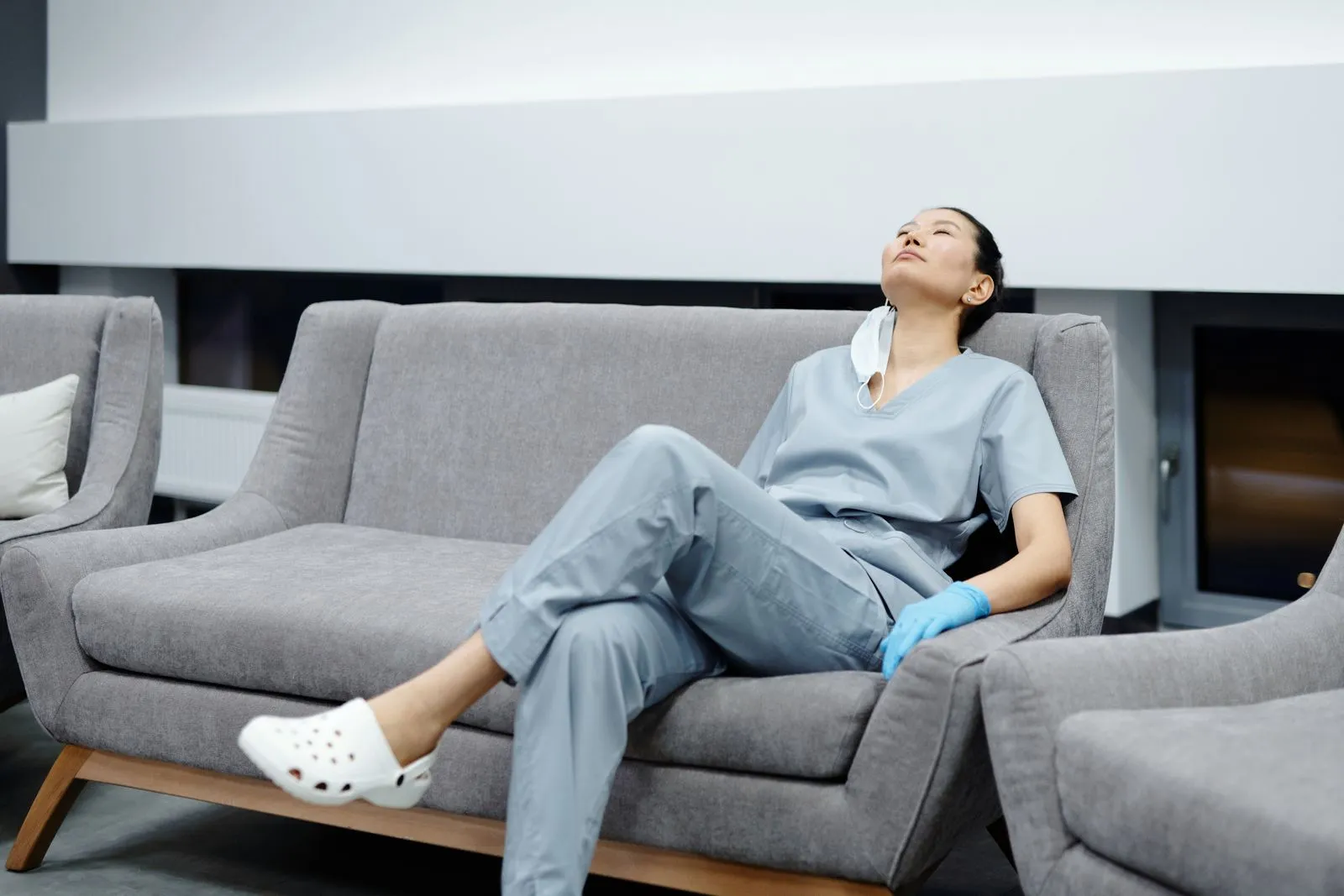 Profesional de la salud descansando tras su turno, cerca de los hospitales de Pilárica